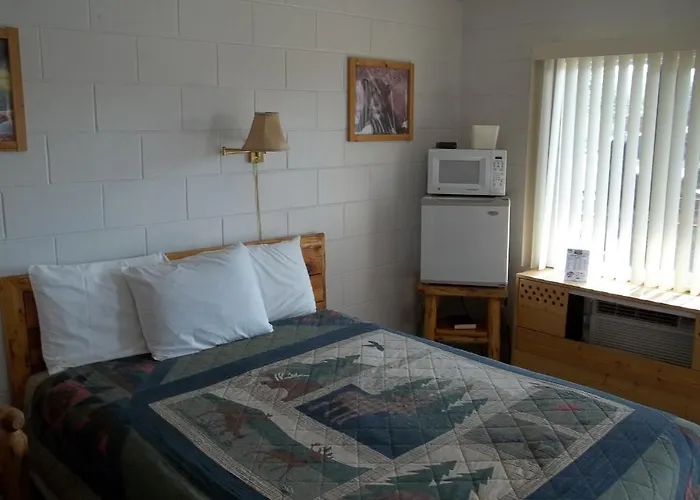 Motel Budget Host Elk Antler 2*